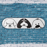 Schattigee Cartoon Dog Speels Huisdier Ontwerp Persoonlijk Skateboard<br><div class="desc">Show je liefde voor schaatsen en hondencultuur uit met dit schattige roze skateboard deck, met een speels trio van cartoon-achtige pups! Het leuke en minimalistische ontwerp maakt het ideaal voor hondenliefhebbers, dierenverzorgers en schaatsers die een uniek en opvallend bord willen. De gedurfde zwart-witte hondenillustraties poppen tegen de zacht roze achtergrond,...</div>