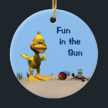 Schattigee Cartoon eend en krab op het strand Keramisch Ornament<br><div class="desc">Een felgekleurd keramisch ornament met een schattige gele cartoon eend spelen op het strand met een schattige cartoon krab. Ze hebben zand,  een prachtige blauwe lucht en een strandbal om hun dag perfect te maken. De uitdrukking "Fun in the Sun" kan eenvoudig worden gewijzigd of verwijderd.</div>