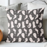 Schattigee Cartoon Halloween Tekening Black White  Kussen<br><div class="desc">Voeg een vleugje spookachtige charme toe aan je ruimte met dit schattige cartoon Halloween spookwerpen kussen! Met een schattig spookontwerp in klassiek zwart en wit, is dit kussen ideaal voor Halloween-decor of voor het toevoegen van een grillige touch aan uw huis het hele jaar door. Het eenvoudige maar speelse ontwerp...</div>