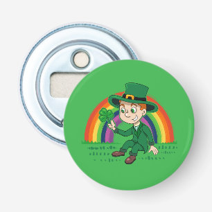 Schattigee cartoon kabouter met klaverblad en rege button flesopener