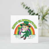 Schattigee cartoon kabouter met klaverblad en rege kaart (Staand voorkant)