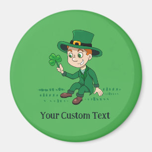 Schattigee cartoon kabouter met klaverblad en rege magneet