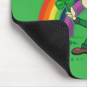 Schattigee cartoon kabouter met klaverblad en rege muismat (Hoek)