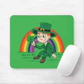 Schattigee cartoon kabouter met klaverblad en rege muismat (Met muis)