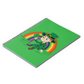 Schattigee cartoon kabouter met klaverblad en rege notitieboek (Linkerzijde)