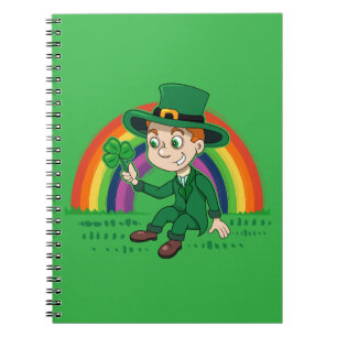 Schattigee cartoon kabouter met klaverblad en rege notitieboek