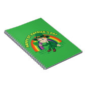 Schattigee cartoon kabouter met klaverblad en rege notitieboek (Rechterzijde)