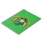 Schattigee cartoon kabouter met klaverblad en rege notitieboek (Linkerzijde)