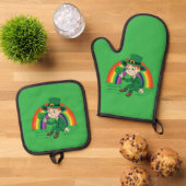 Schattigee cartoon kabouter met klaverblad en rege ovenwant & pannenlap set (Top down)