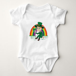 Schattigee cartoon kabouter met klaverblad en rege romper