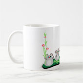 Schattigee Cartoon op gras met bloemen Koffiemok (Links)