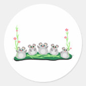 Schattigee Cartoon op gras met bloemen Ronde Sticker (Voorkant)