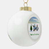 Schattigee Cartoon pinguïn paar met boom Keramische Bal Ornament (Links)