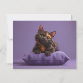 Schattigee Cartoon Tortoiseshell Kitten op Paarse  Briefkaart