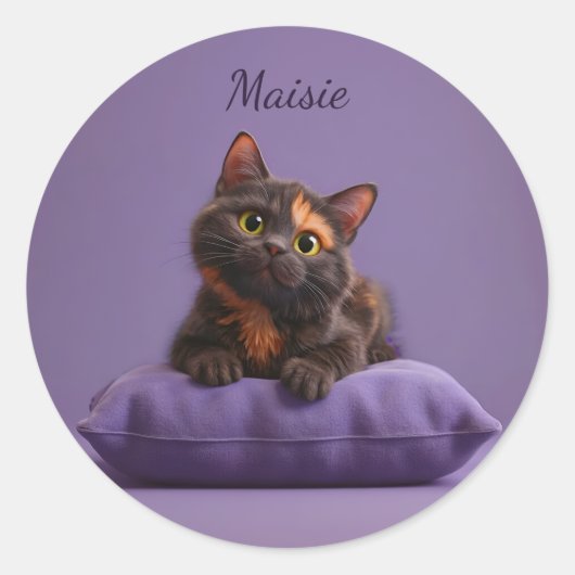 Schattigee Cartoon Tortoiseshell Kitten op Paarse Ronde Sticker (Voorkant)