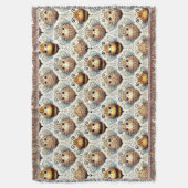 Schattigee, cartoonachtige bij deken (Voorkant Verticaal)