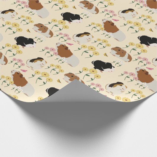 Schattigee cavia's in bloementuinpatroon - geel cadeaupapier (Hoek)