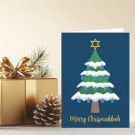 Schattigee Chanoeka Kerstboom Vrolijk Chrismukkah Feestdagen Kaart<br><div class="desc">Deze leuke Merry Chrismukkah-kaart heeft een groene kerstboom versierd met blauwe dreidel-ornamenten en een gouden joodse davidster bovenaan voor Chanoeka om de 2 feestdagen te combineren voor een familie die beide viert.</div>