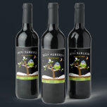 Schattigee Chanoeka Verlicht de Nachtuil & Menorah Wijn Etiket<br><div class="desc">Wow je vrienden en familie met aangepaste wijnlabels! Geweldig om cadeau te doen of om een leuke en feestelijke Chanoeka tafel te zetten. Schattigee Chanoeka Uil & Menorah in een Sneeuwboom. Verlicht de Nachten. Deze Schattigee, kleurrijke Chanoeka Uil & Menorah in een Sneeuwboom is helemaal leuk! Heerlijk vrienden en familie...</div>