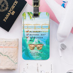 Schattigee checklist voor tropische bestemmingen bagagelabel<br><div class="desc">Blijf georganiseerd en reis in stijl met dit Schattigee Bagagelabel voor tropische bestemmingen, ideaal voor jetsetters die op weg zijn naar warme, zonnige uitjes! Met een levendige tropische achtergrond aan het zwembad met palmbomen, ligstoelen en een chique zonnebrilontwerp, fungeert dit bagagelabel als een handige pakherinnering. De speelse checklist bevat must-have...</div>