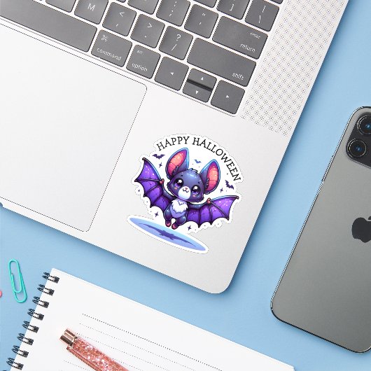 Schattigee Chibi Cartoon Bat Halloween Sticker (Laptop met iPhone)