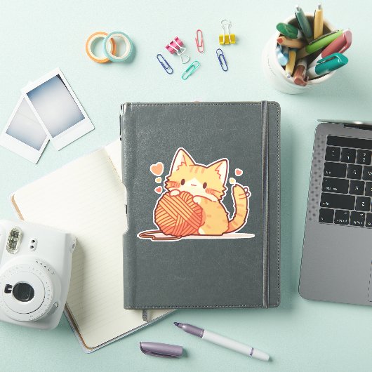 Schattigee Chibi Cat met garen – Schattig Sticker (iPad Cover)