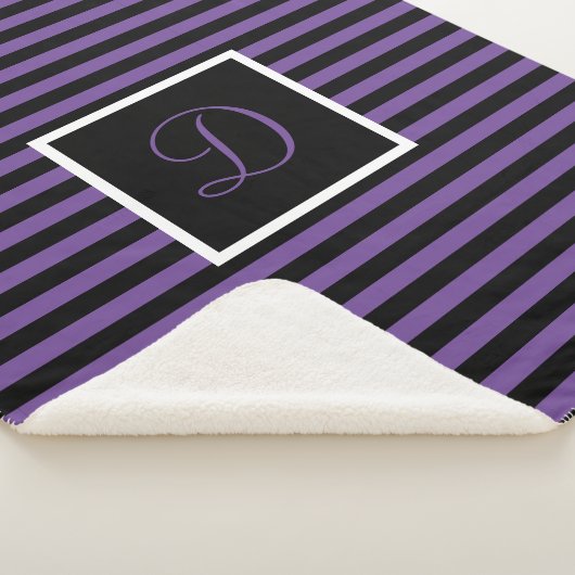 Schattigee Chic Initiaal Paarse en Black Striped Sherpa Deken (3/4)