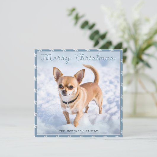 Schattigee Chihuahua Hond In Sneeuw  Sneeuwvlokken Feestdagenkaart (Staand voorkant)