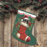 Schattigee Chihuahua Puppy Peeking Grote Kerstsok<br><div class="desc">Deze Holiday kous heeft een afbeelding van een schattige zwarte en tan Chihuahua puppy gluren uit een rode kous. Het afbeelding wordt omringd door holle, rode bessen en poinsettia bloeit, en is geplaatst op een kerstgroene achtergrond. Een wit geschulpte randontwerp met rode rand houdt uw aangepaste naam bovenaan. De achterkant...</div>