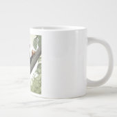 Schattigee chimpansee op de tak begroet grote koffiekop (Rechts)