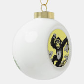 Schattigee chimpansee op de tak begroet keramische bal ornament (Links)