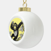 Schattigee chimpansee op de tak begroet keramische bal ornament (Rechts)