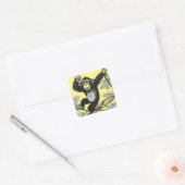 Schattigee chimpansee op de tak begroet vierkante sticker (Envelop)