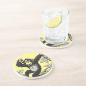 Schattigee chimpansee op de tak begroet zandsteen onderzetter (Zijkant)