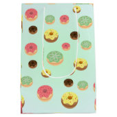 Schattigee Chocolade aardbei donuts patroon Verjaa Medium Cadeauzakje (Achterkant)