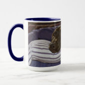 Schattigee Chocolade Labrador Retriever op Paarse Mok (Links)