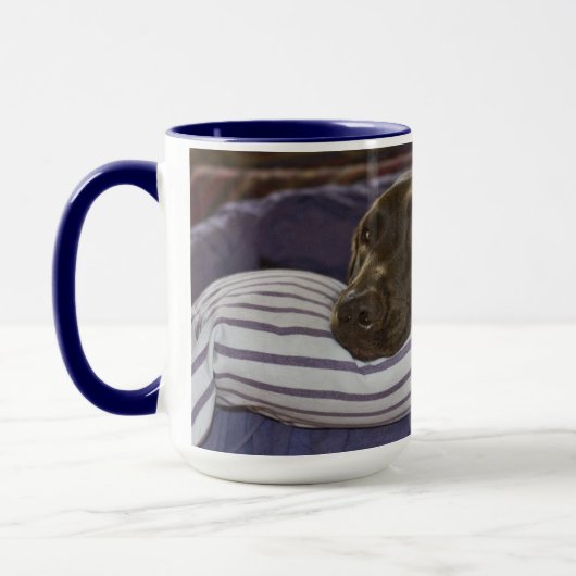 Schattigee Chocolade Labrador Retriever op Paarse  Mok (Links)