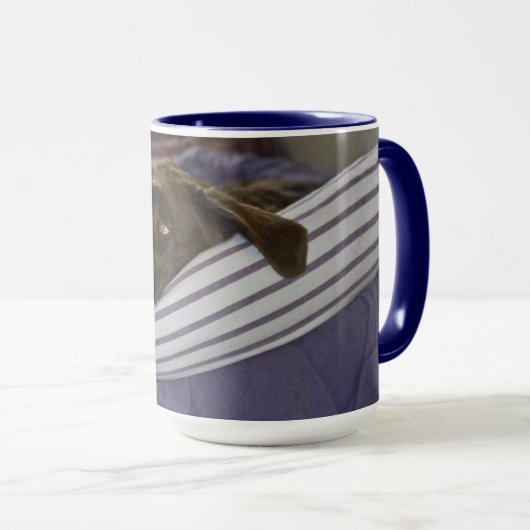 Schattigee Chocolade Labrador Retriever op Paarse  Mok (Voorkant rechts)