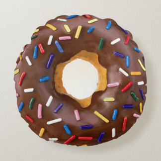 Schattigee chocoladedonuts met sprenkels rond kussen