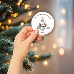 Schattigee Christmas Carol Typography Tree geperso Ronde Sticker<br><div class="desc">Schattigee Christmas Carol Typography Tree Gepersonaliseerde Sticker Dit rustieke ontwerp en het klassieke woord art kerstlied zal de perfecte aanvulling zijn op uw seizoen. Plak ze op cadeautassen of traktatie dozen! Eenvoudig aan te passen met tekst,  lettertypen en kleuren.</div>