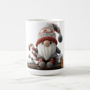 Schattigee Christmas Gnome met een snoepriet op ee Koffiemok