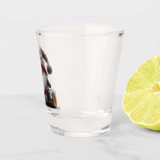 Schattigee Christmas Gnome met een snoepriet op ee Shot Glas (Rechts)