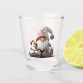Schattigee Christmas Gnome met een snoepriet op ee Shot Glas (Voorkant)