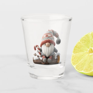 Schattigee Christmas Gnome met een snoepriet op ee Shot Glas
