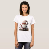 Schattigee Christmas Gnome met een snoepriet op ee T-shirt (Voorkant volledig)