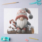 Schattigee Christmas Gnome met een snoepriet op ee Tissuepapier (Craft)
