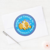 Schattigee clownvis gepersonaliseerde verjaardag c ronde sticker (Envelop)