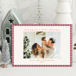 Schattigee Cranberry Red Plaid Twee foto Kerstmis Feestdagenkaart<br><div class="desc">Stuur feestelijke juichen met onze Schattigee Cranberry Red Gingham Plaid Custom Two Photo Christmas Holiday Kaart! Met een klassiek geplakt patroon en ruimte voor twee van uw favoriete foto's, voegt deze kaart een gezellige, persoonlijke touch toe aan uw vakantiegroeten. Perfect om uw vakantie geest en herinneringen te delen met vrienden...</div>