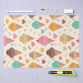 Schattigee crème kegels met hartjes tissuepapier (Craft)