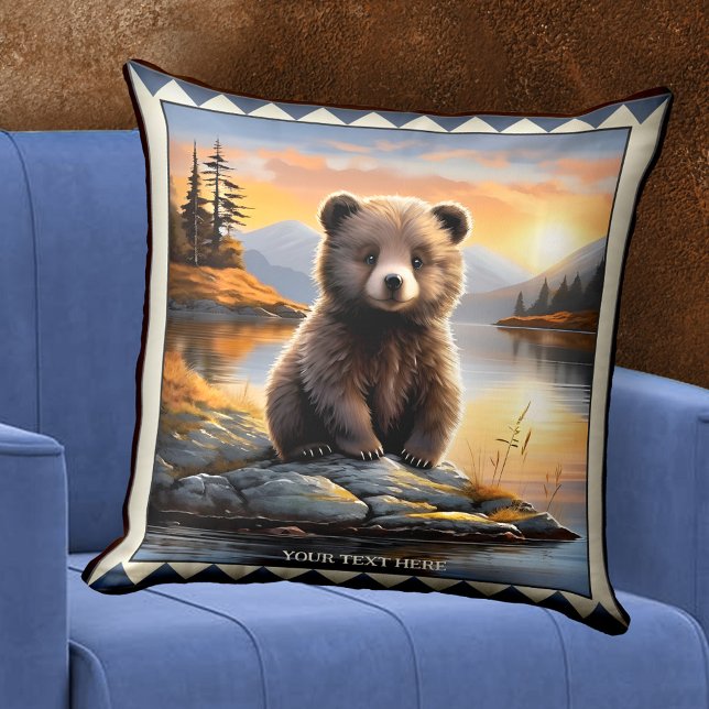 Schattigee Cuddly Beer Cub Animal Art Kussen (Pillow featuring a painting of a a cute cuddle bear cub - family cabin in the mountains.)